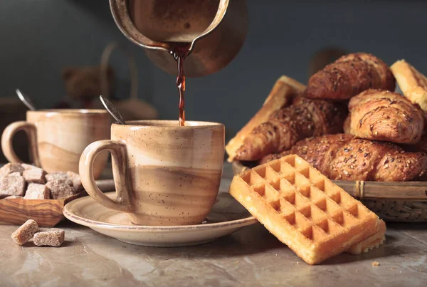 Ontbijt Met Zwarte Koffie Verse Gebak — Stockfoto