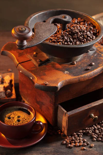 Filiżanka Czarnej Kawy Młynek Kawy Palona Fasola Starym Drewnianym Stole — Zdjęcie stockowe