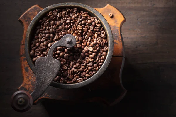 Oude Koffiemolen Gebrande Koffiebonen Bovenaanzicht Met Kopieerruimte — Stockfoto