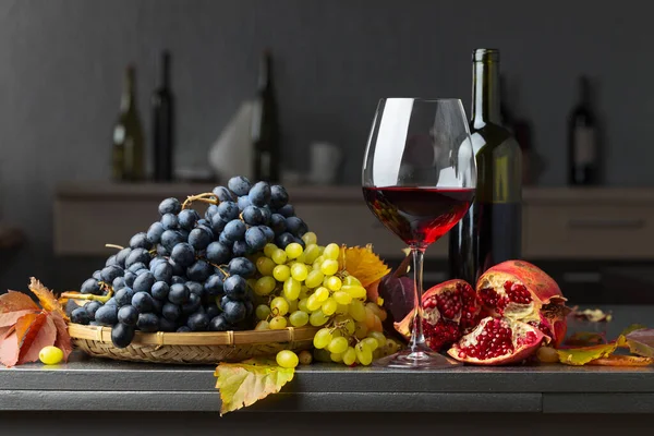 Druiven Granaatappelen Een Glas Rode Wijn — Stockfoto