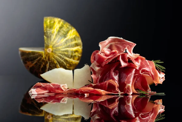 Prosciutto Melon Rosemary Black Reflective Background — Stock Photo, Image