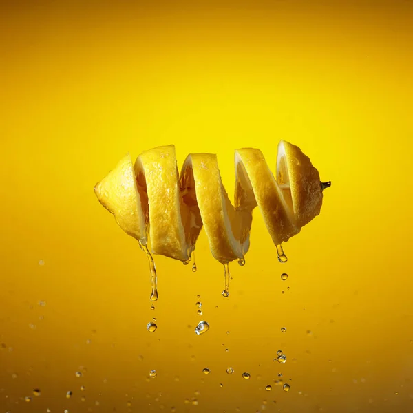 Fresh Lemon Splashes Yellow Background — Stock Photo, Image