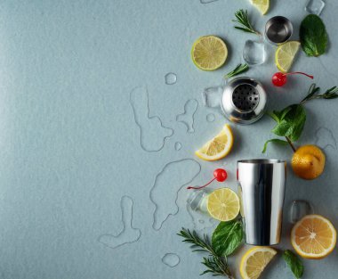 Kokteyl yapmak için malzemelerle karıştırıcı. Kopyalama alanı olan mavi arkaplan. Üst görünüm.