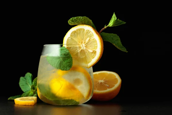 Bebida Refrescante Fría Con Rodajas Limón Menta Copa Congelada Con — Foto de Stock