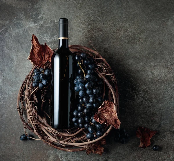 Botella Vino Tinto Con Uvas Hojas Vid Seca Sobre Fondo —  Fotos de Stock