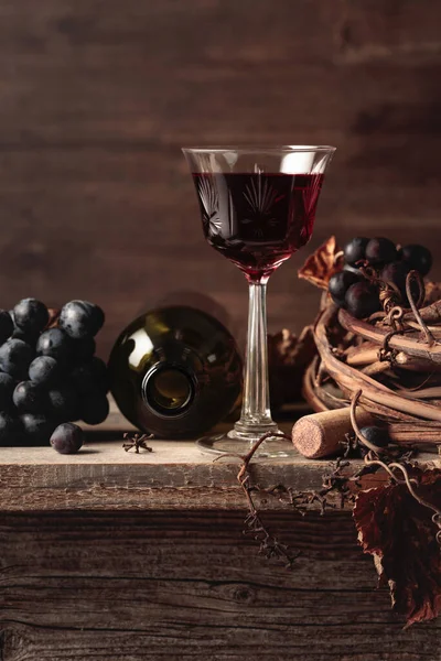 Kristal Cam Şarap Şişesi Eski Ahşap Bir Masada Üzümlü — Stok fotoğraf