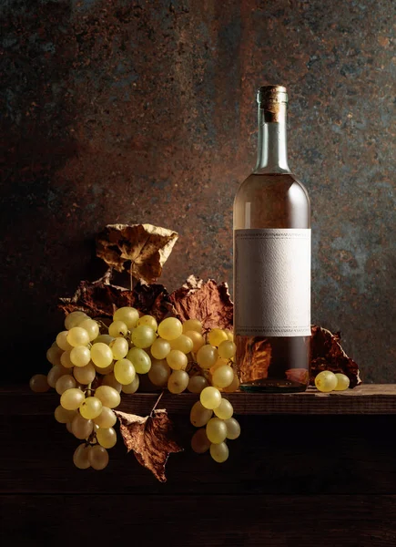 Fles Witte Wijn Met Druiven Gedroogde Wijnbladeren Fles Met Oud — Stockfoto