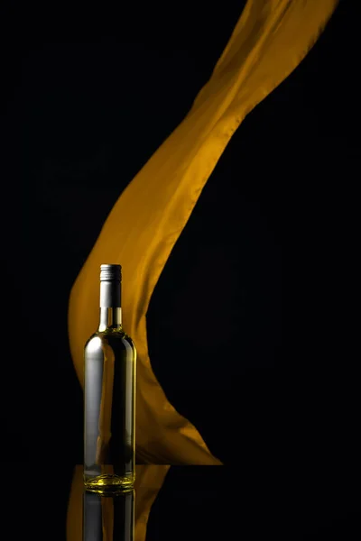 Bottle White Wine Black Reflective Background Yellow Cloth Flutters Background — Stock Photo, Image