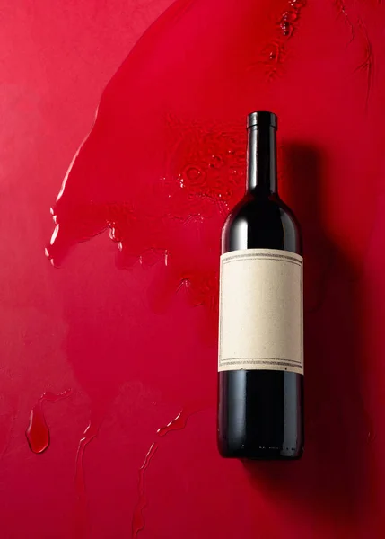 Bottle Red Wine Splashes Red Background Old Empty Label Copy — Stock Photo, Image