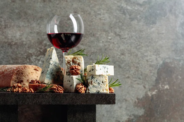 古い石のテーブルの上にブルーチーズと赤ワイン クルミ ローズマリーのチーズ スペースのコピー — ストック写真