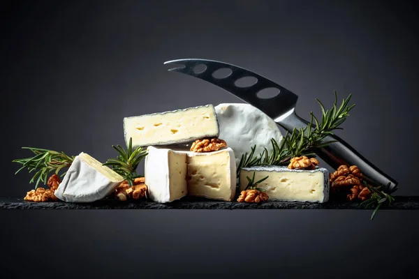 Ceviz Biberiyeli Çeşitli Yumuşak Peynirler Boşluğu Kopyala — Stok fotoğraf