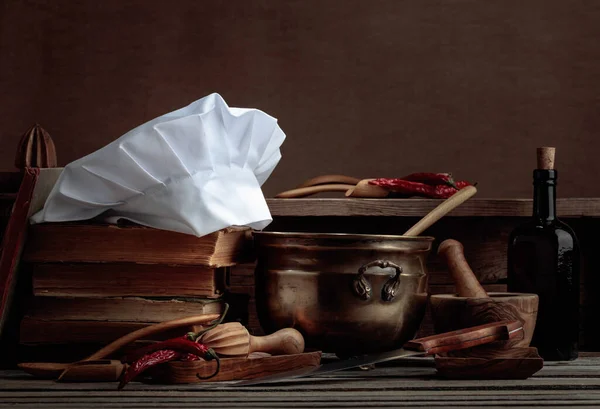 Aşçı Şapkası Eski Yemek Kitapları Ahşap Masada Eski Mutfak Aletleri — Stok fotoğraf