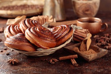 Mutfak masasında taze pişmiş tarçınlı çörekler.. 