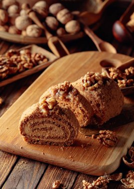 Cevizli kek, fındık ve ahşap mutfak aletleri eski ahşap bir masada..