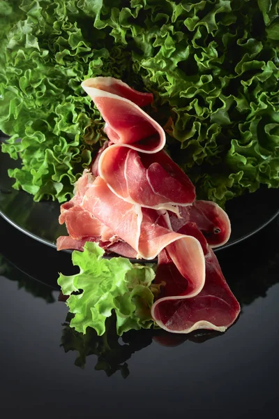 Prosciutto Fresh Lettuce Salad Black Reflective Background — Stock Photo, Image