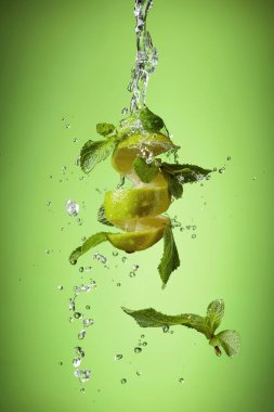 Yeşil arka planda taze kireç, nane ve buz..