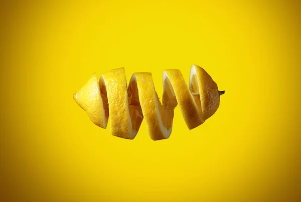 Čerstvý Šťavnatý Citron Žlutém Pozadí — Stock fotografie