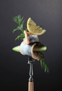 Limon, salatalık ve dereotlu ringa fileto. Boşluğu kopyala.