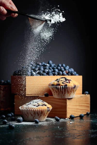 Blaubeermuffins Und Beeren Einer Holzkiste Muffins Mit Zuckerpulver Bestreut — Stockfoto