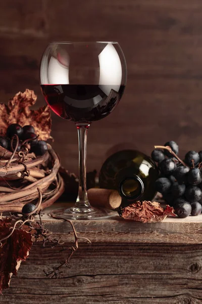 Copo Garrafa Vinho Tinto Com Uvas Uma Mesa Madeira Velha — Fotografia de Stock