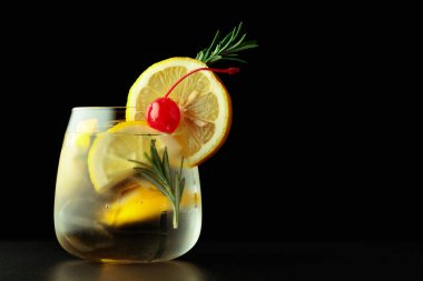 Limon dilimleri ve biberiyeli koktail cin toniği..