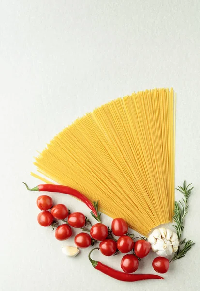 Spaghetti Met Peper Knoflook Tomaat Rozemarijn Bovenaanzicht — Stockfoto