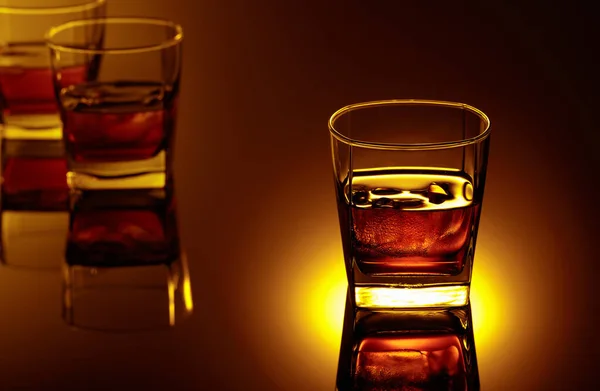 Whiskey Sziklán Egy Erős Alkoholtartalmú Ital Természetes Jéggel Fagyasztott Pohárban — Stock Fotó