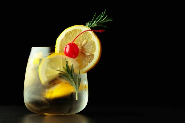 Cocktail Gin Tonic Med Citronskivor Och Rosmarin Garnerad Med Ett — Stockfoto