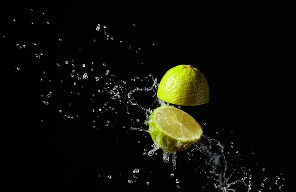 Juice Splashes Out Cut Lime Black Background — Stock Photo, Image