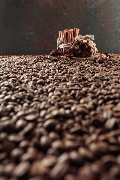 Café Tostado Con Palitos Anís Canela Enfoque Selectivo — Foto de Stock