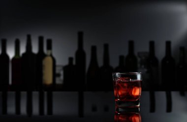 Siyah yansıtıcı arka planda buzlu viski. Boşluğu kopyala.