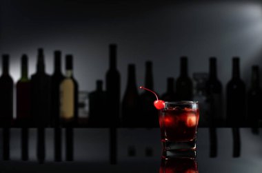 Siyah yansıtıcı arka planda 