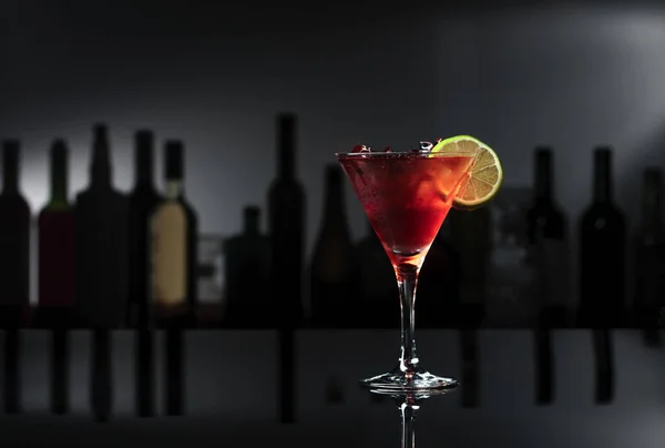 Cocktail Barbados Een Zwarte Reflecterende Achtergrond Kopieerruimte — Stockfoto