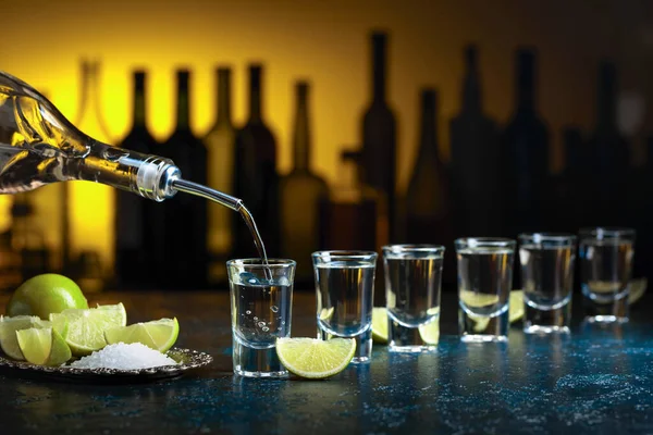 Tequila Mit Salz Und Limettenscheiben — Stockfoto