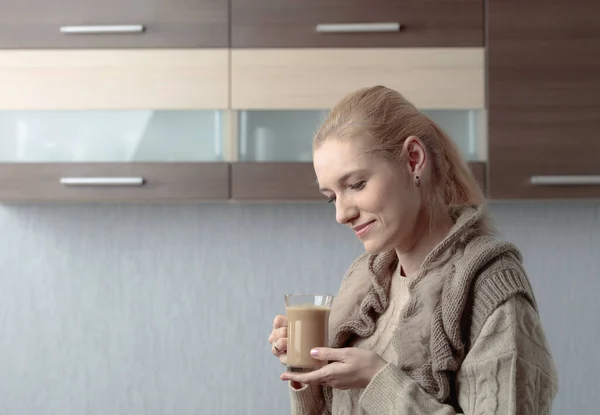 Retrato Una Hermosa Mujer Mediana Edad Vasos Con Una Taza — Foto de Stock