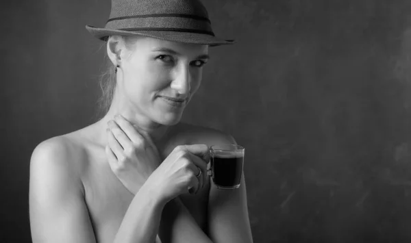 Retrato Una Hermosa Mujer Con Una Taza Café Blanco Negro —  Fotos de Stock