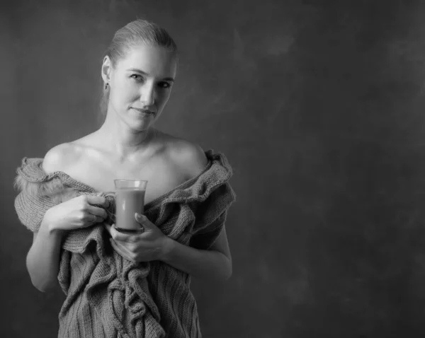 コーヒーを飲みながら美しい中年女性の肖像画 魅力的なブロンドでセーターで裸肩ドリンクAラテ — ストック写真