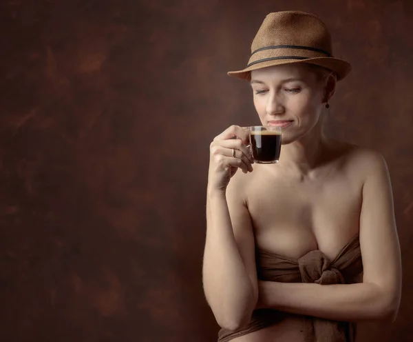 Portret Van Een Mooie Vrouw Met Een Kop Koffie Een — Stockfoto