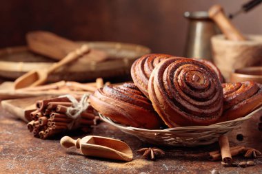 Mutfak masasında taze pişmiş tarçınlı çörekler.. 