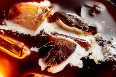 Doğal dondurma ve kremalı buzlu kahve. Makro çekim.