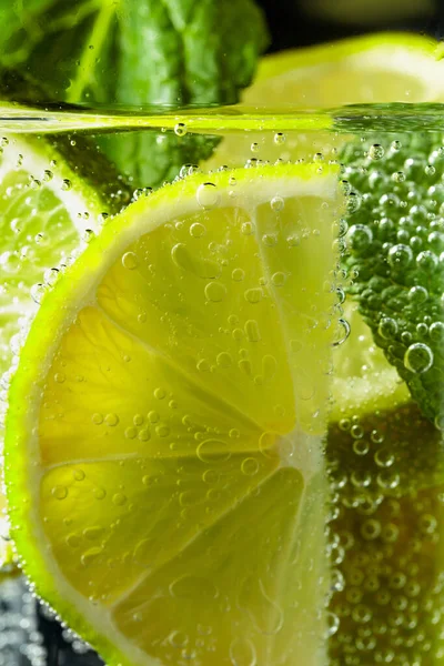 Bebida Carbonatada Coquetel Com Fatias Hortelã Limão — Fotografia de Stock