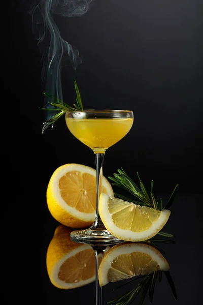 Traditionele Zelfgemaakte Citroen Limoncello Limoncello Verse Citrus Zwarte Reflecterende Achtergrond — Stockfoto