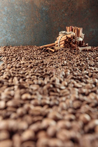Geröstete Kaffeebohnen Mit Anis Und Zimtstangen Selektiver Fokus — Stockfoto