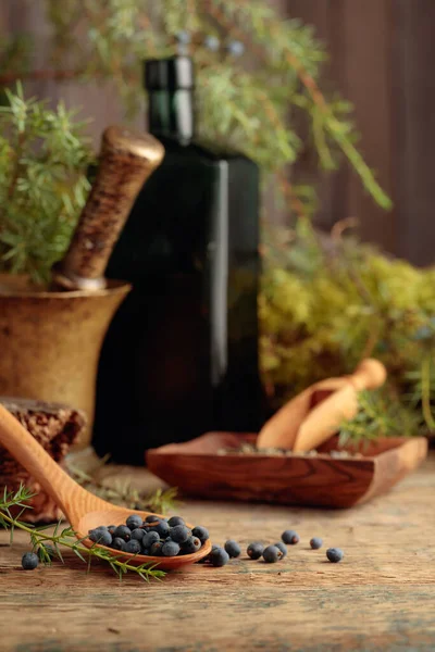 Bacche Ginepro Vecchio Tavolo Legno Sullo Sfondo Rami Ginepro Bottiglia — Foto Stock