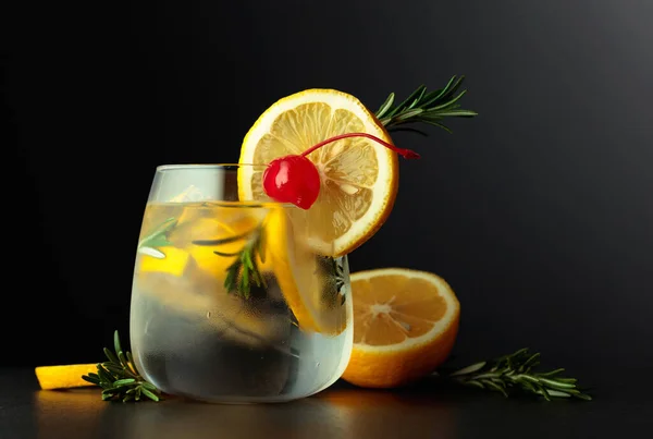 Cocktail Gin Tonic Met Citroenschijfjes Rozemarijn Gegarneerd Met Een Geconserveerde — Stockfoto