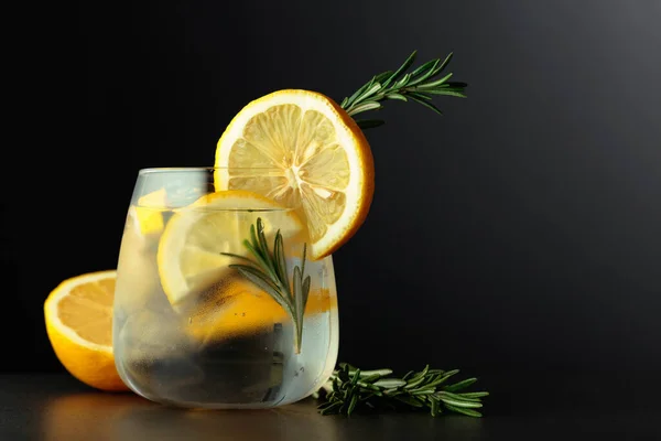 Cocktail Gin Tonic Mit Zitronenscheiben Und Rosmarinzweigen Auf Schwarzem Hintergrund — Stockfoto