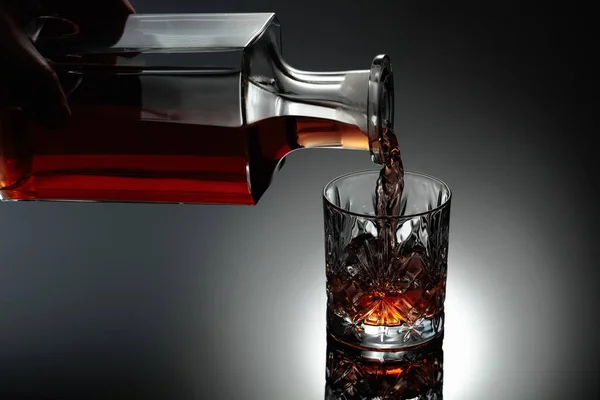 Whisky Hälls Från Karaff Ett Fryst Glas Med Naturlig Svart — Stockfoto