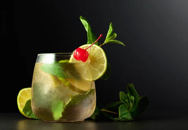 Koud Verfrissend Drankje Met Limoenschijfjes Munt Kers Bevroren Glas Met — Stockfoto