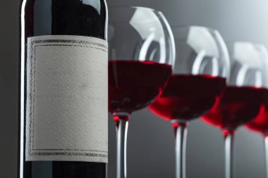 Şişe ve bir kadeh kırmızı şarap. Eski kağıt etiketi .