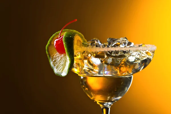 Cocktail Decorado Com Cereja Limão Fundo Amarelo — Fotografia de Stock